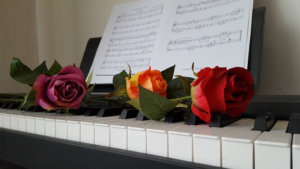 ピアノとバラの写真