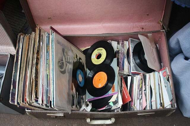 鞄にたくさんのレコード