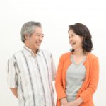 シニアの男女笑顔の写真