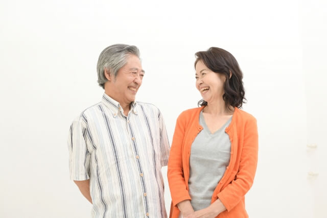 シニアの男女笑顔の写真