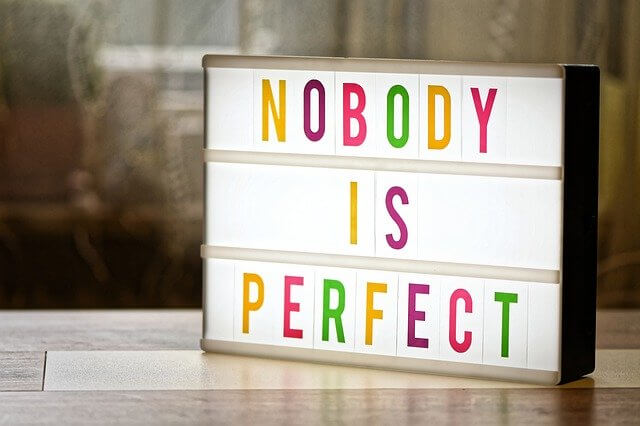 「完璧な人はいない」と書かれた英語のボード写真