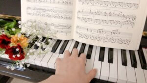 ピアノを弾いている写真花あり